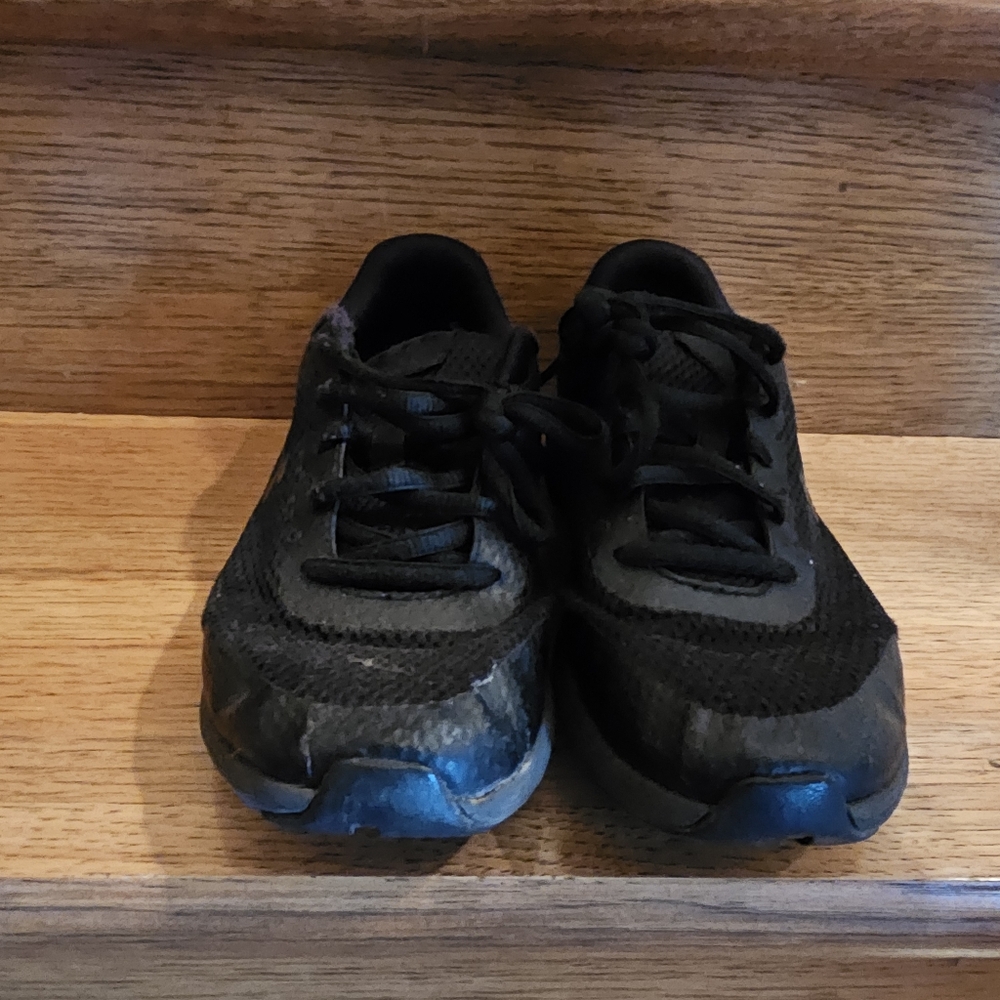 Used Under Armour youth 6.5 black shoes